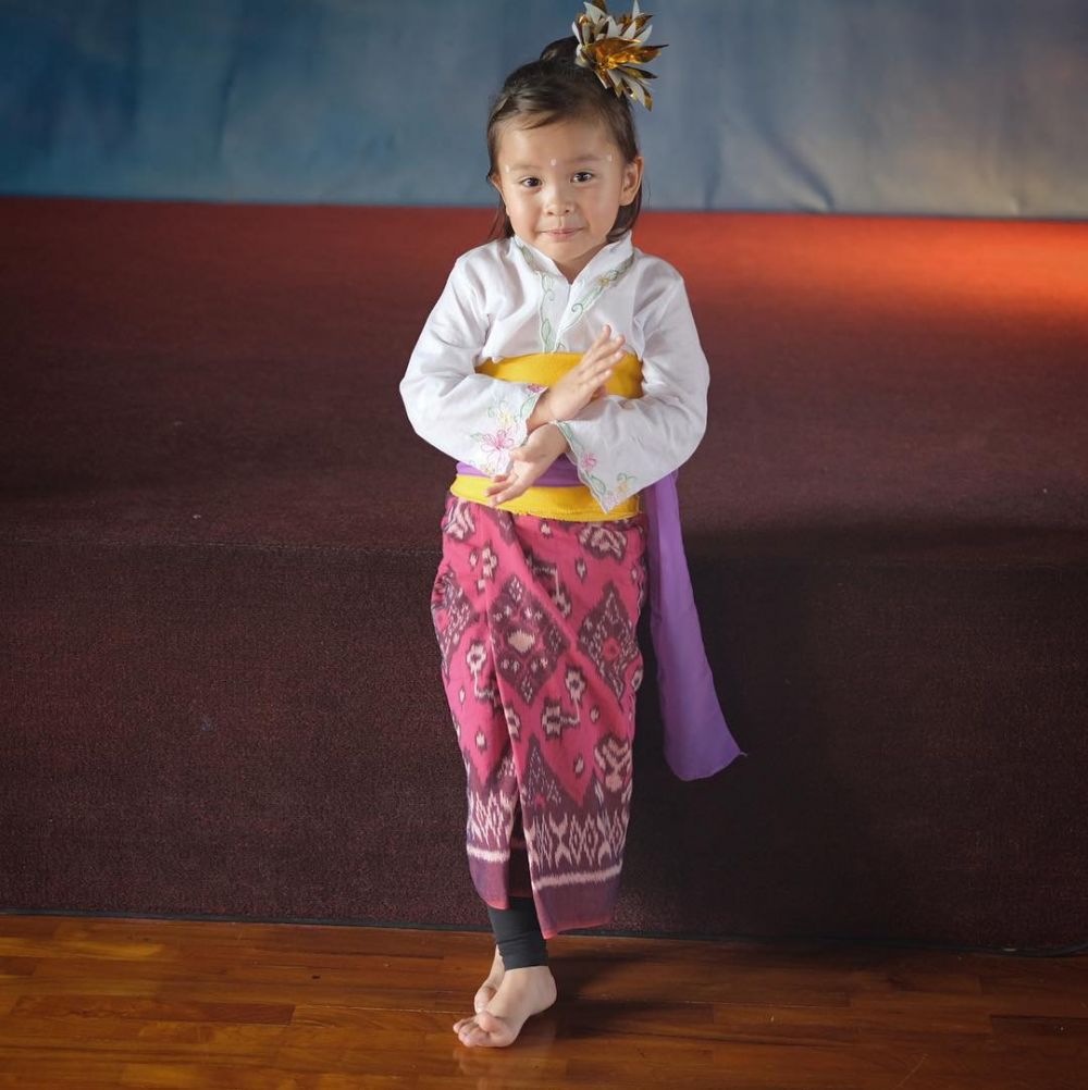 Potret 7 anak seleb kenakan baju adat Bali, gemas abis