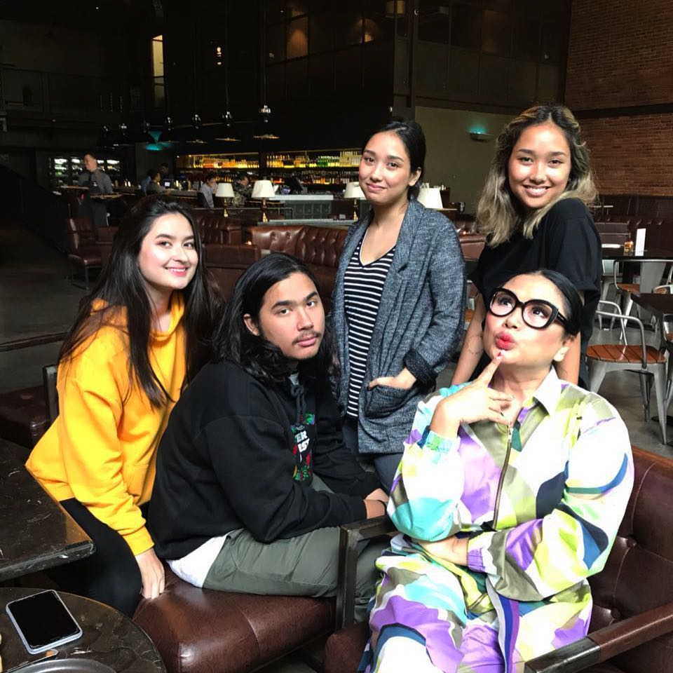 9 Penyanyi wanita ini punya anak cewek cantik jelita, buat susah kedip