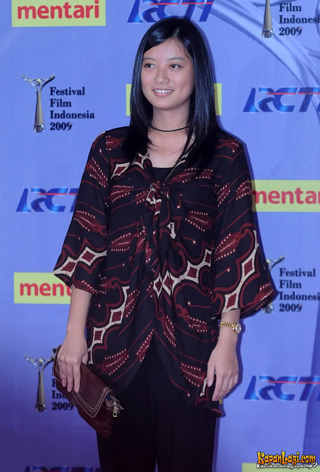 9 Seleb cantik ini hobi santap kuliner ekstrem, bikin bergidik