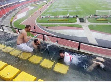 10 Tingkah absurd nonton sepak bola di stadion ini bikin heran