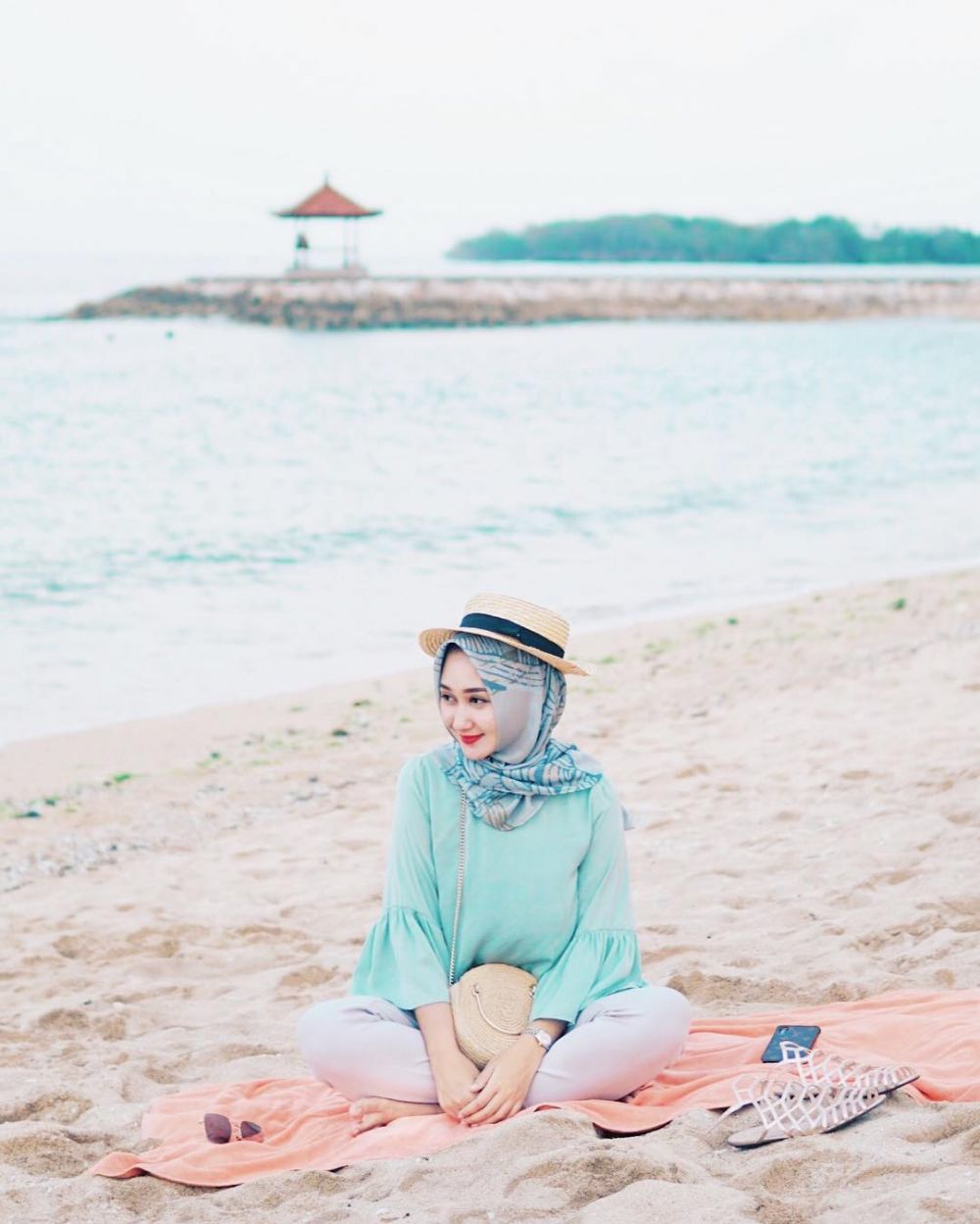 15 Inspirasi outfit liburan hijab Dian Pelangi, kasual nan stylish