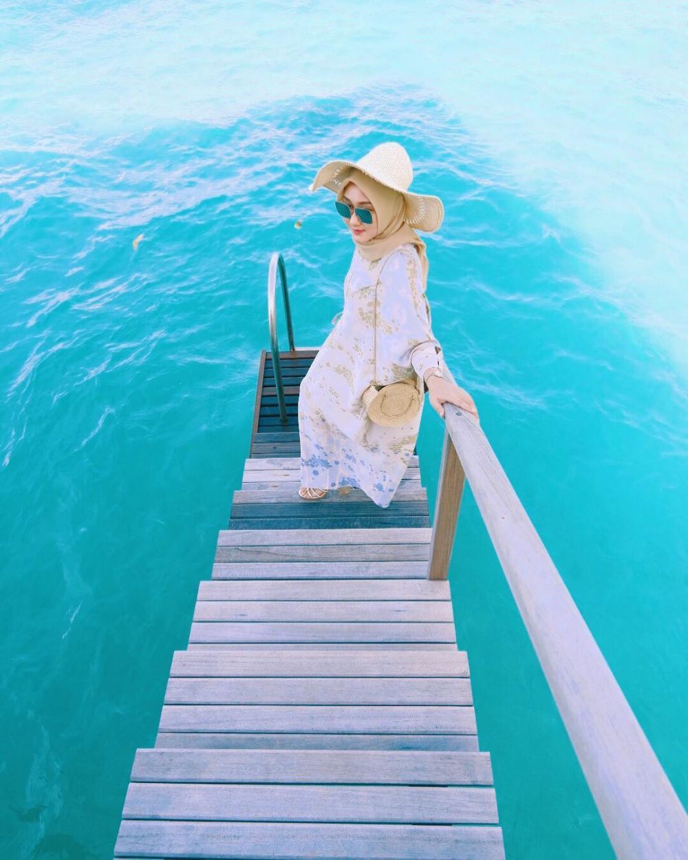 15 Inspirasi outfit liburan hijab Dian Pelangi, kasual nan stylish