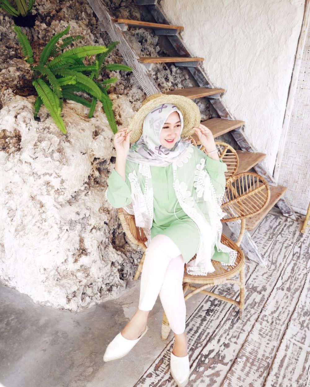 15 Inspirasi outfit liburan hijab Dian Pelangi, kasual nan stylish