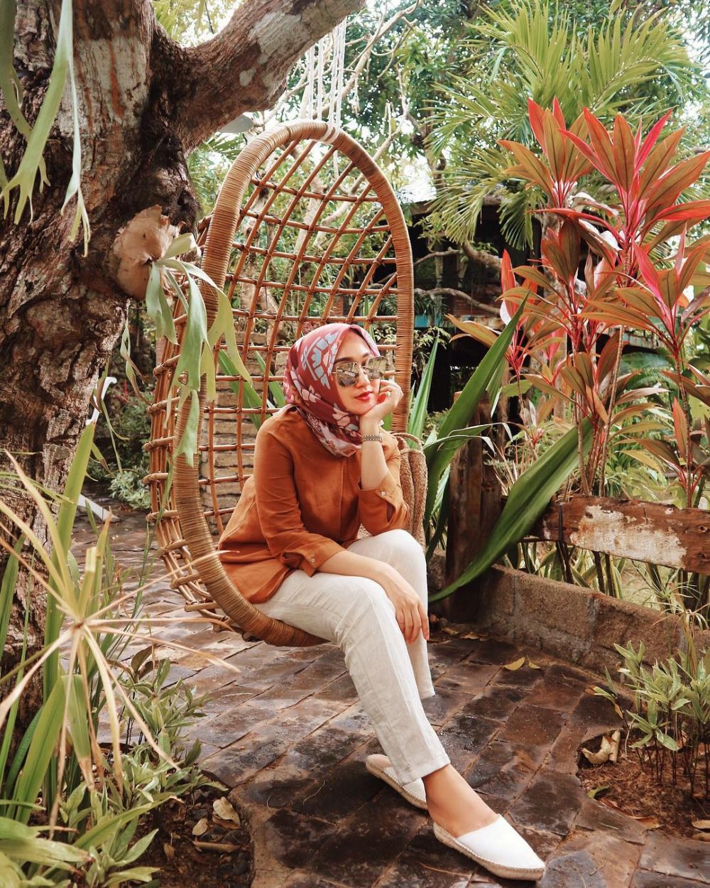 15 Inspirasi outfit liburan hijab Dian Pelangi, kasual nan stylish