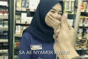 8 Aksi lucu gombal ke kasir minimarket ini bikin salah tingkah