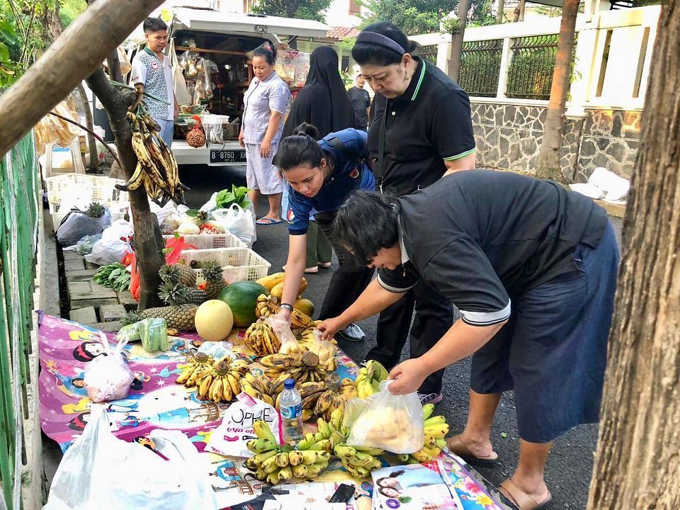 Kerap rapi dan resmi, ini 7 penampilan kasual Ani Yudhoyono