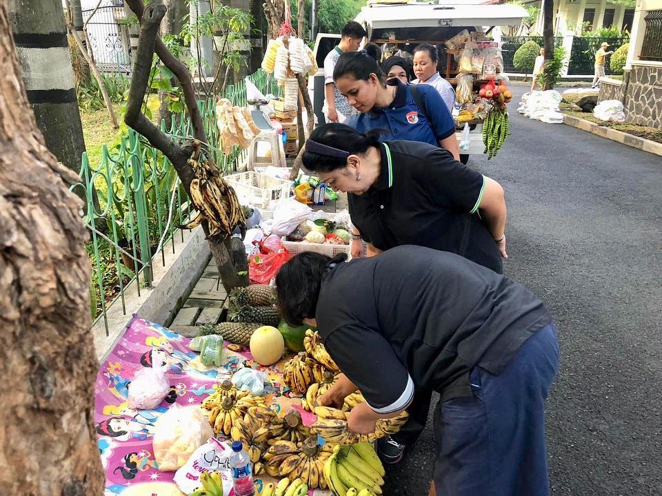 Kerap rapi dan resmi, ini 7 penampilan kasual Ani Yudhoyono