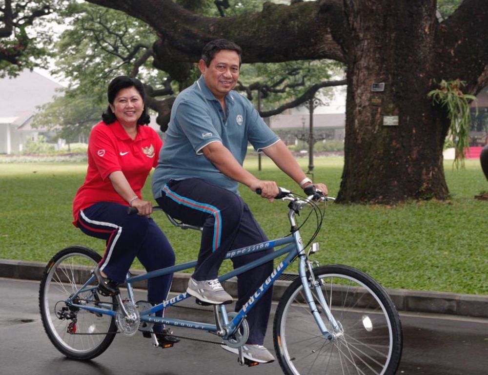 Kerap rapi dan resmi, ini 7 penampilan kasual Ani Yudhoyono