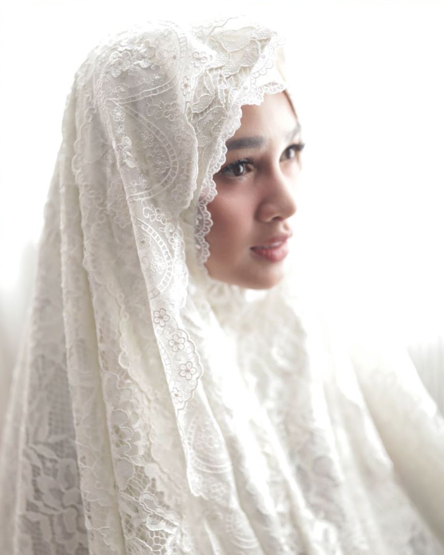 Gaya 10 seleb kenakan mukena, mulai dari biasa hingga mewah