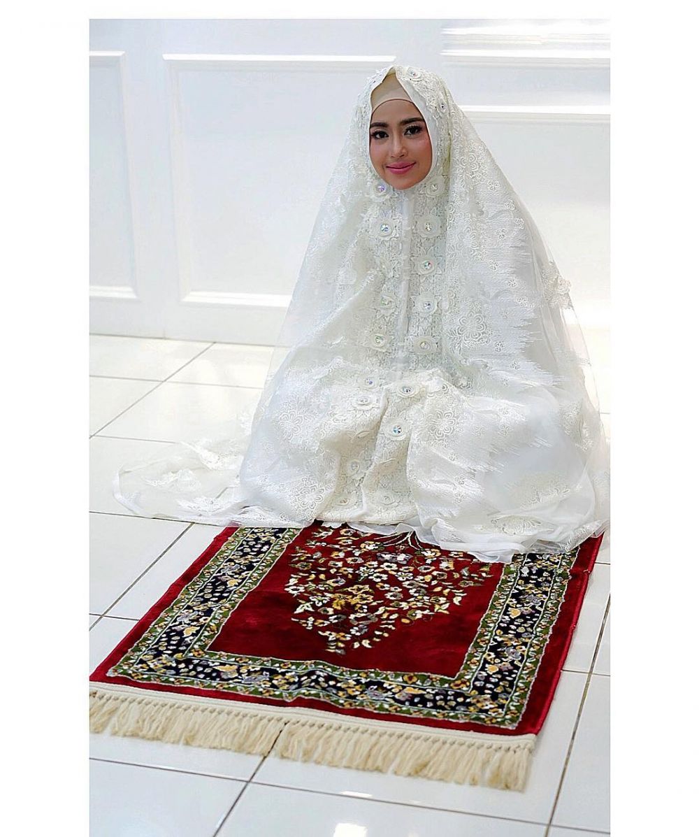 Gaya 10 seleb kenakan mukena, mulai dari biasa hingga mewah