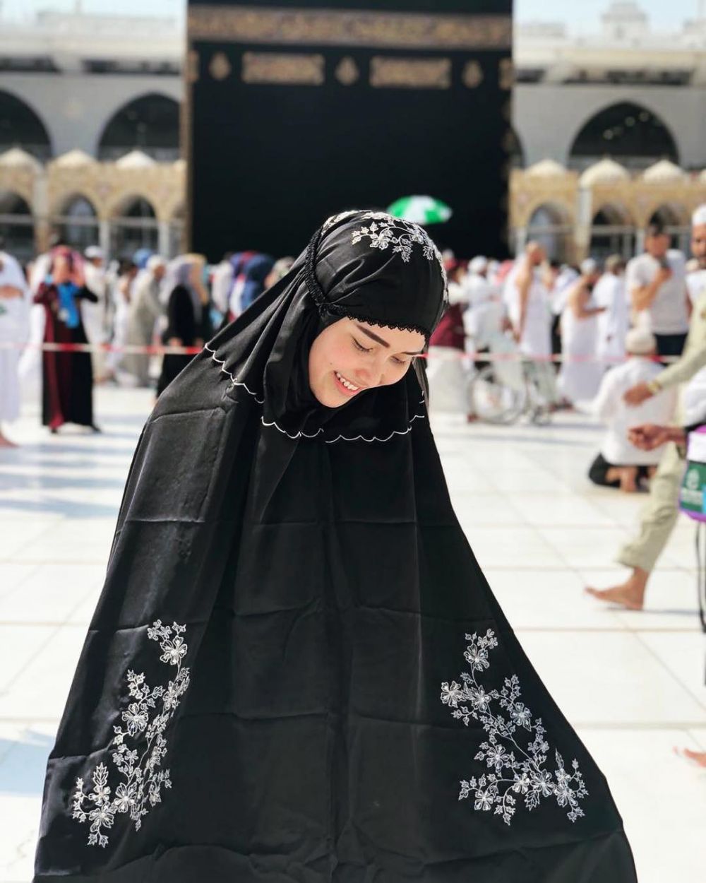 Gaya 10 seleb kenakan mukena, mulai dari biasa hingga mewah