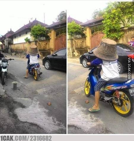 12 Kelakuan pengendara motor tak pakai helm ini bikin auto ngakak