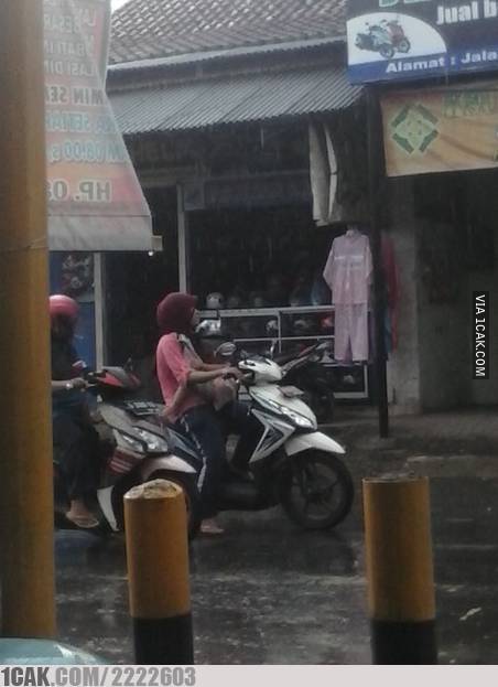 12 Kelakuan pengendara motor tak pakai helm ini bikin auto ngakak