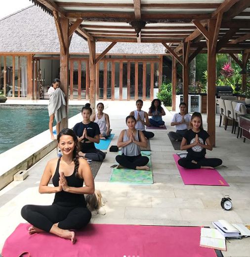 10 Potret rumah Indah Kalalo ini bergaya etnik, nuansanya asyik