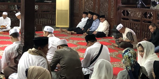 Warga mulai berdatangan melayat jenazah Ani Yudhoyono di Puri Cikeas