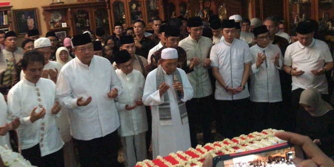 Warga mulai berdatangan melayat jenazah Ani Yudhoyono di Puri Cikeas