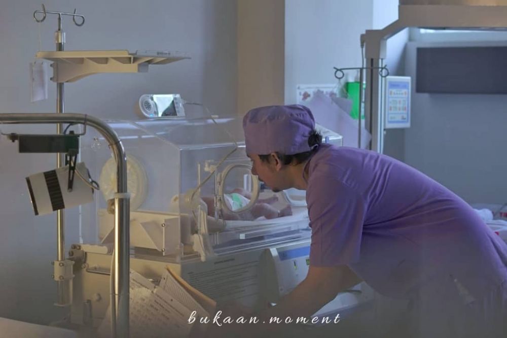 Lahirkan anak pertama, ini 8 momen persalinan putri Poppy Sovia