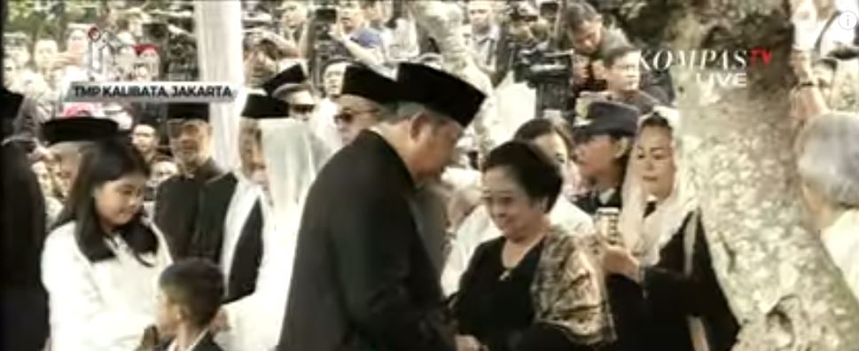 Sampaikan duka cita, Megawati jabat  tangan SBY di pemakaman Bu Ani