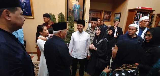 Momen 6 seleb melayat Ani Yudhoyono, suasananya haru