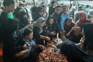 Banyak warga tabur bunga, nisan Ani Yudhoyono hampir terkubur