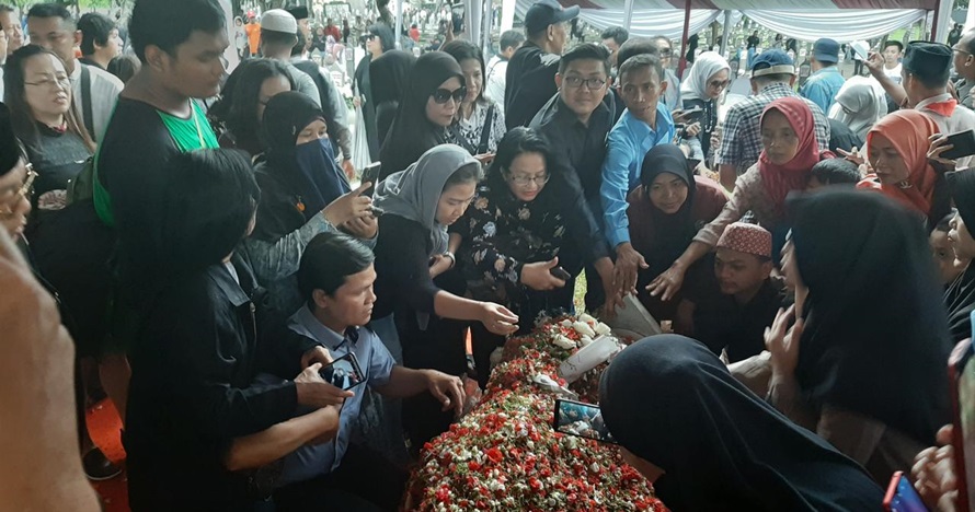 Banyak warga tabur bunga, nisan Ani Yudhoyono hampir terkubur