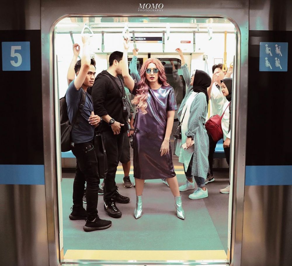 10 Gaya Ussy Sulistiawaty ini nyentrik abis, bikin pangling