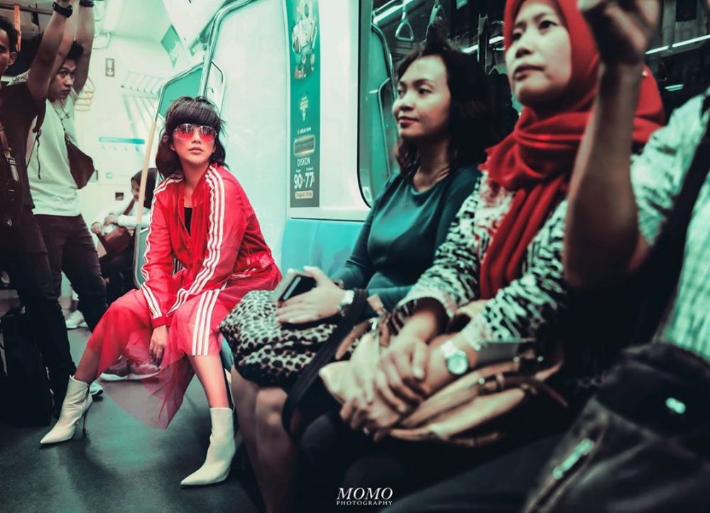 10 Gaya Ussy Sulistiawaty ini nyentrik abis, bikin pangling