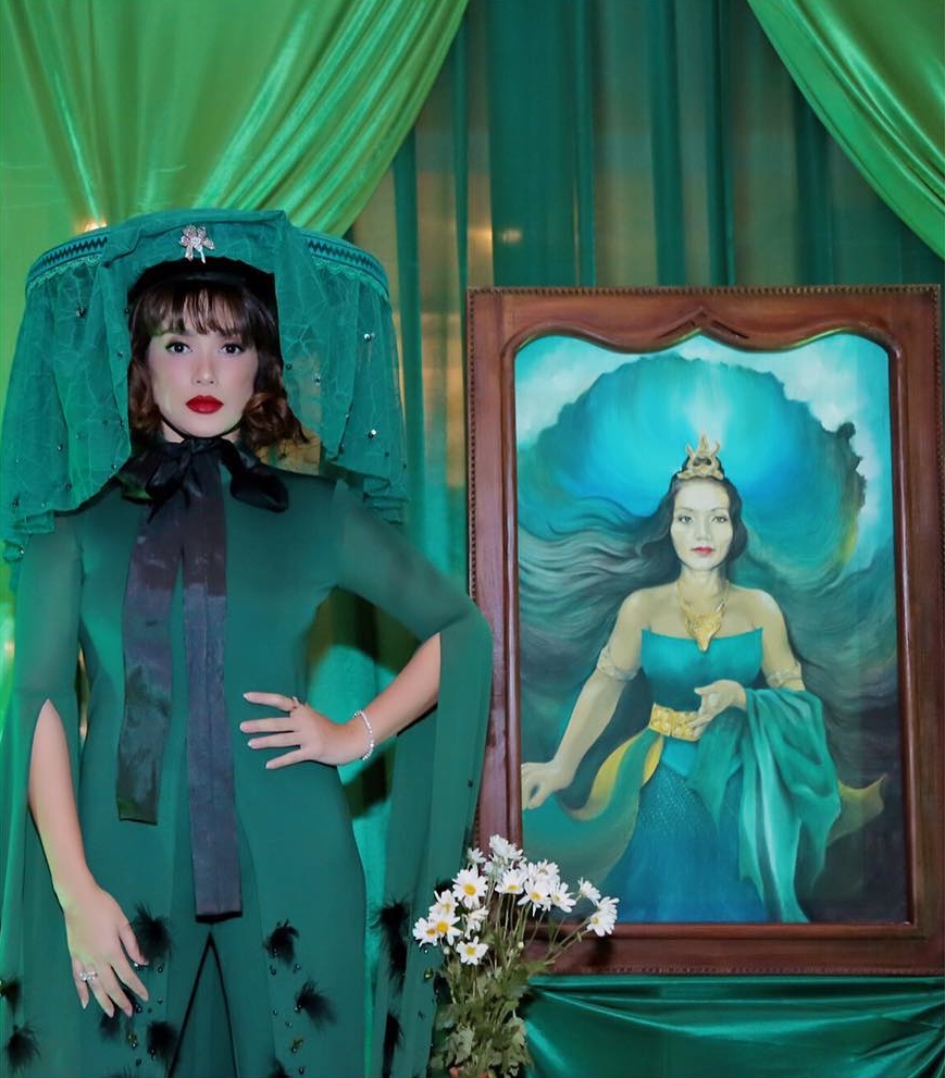 10 Gaya Ussy Sulistiawaty ini nyentrik abis, bikin pangling