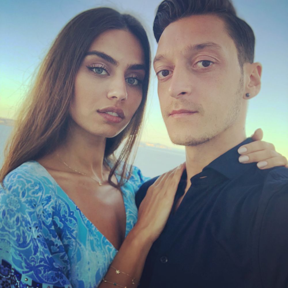 11 Potret mesra Mesut Ozil & Amine Gulse sebelum menikah, sweet abis