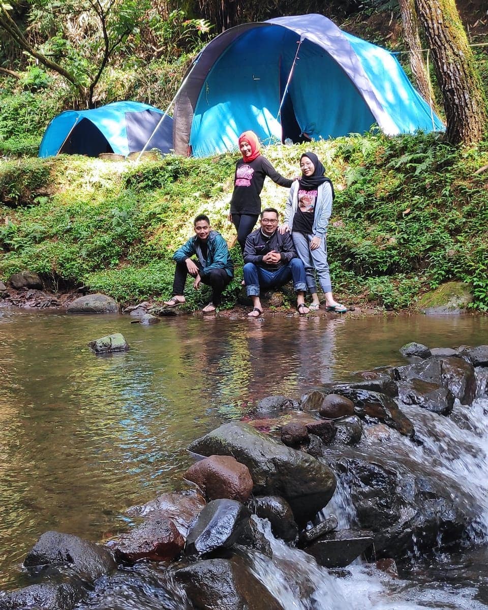 10 Momen liburan Ridwan Kamil dan keluarga, kemah pinggir sungai