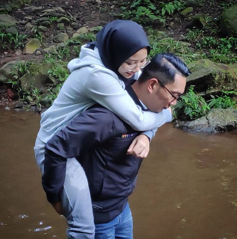 10 Momen liburan Ridwan Kamil dan keluarga, kemah pinggir sungai