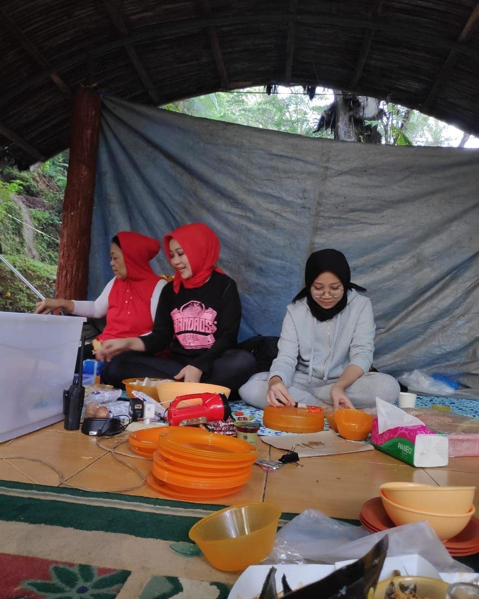 10 Momen liburan Ridwan Kamil dan keluarga, kemah pinggir sungai