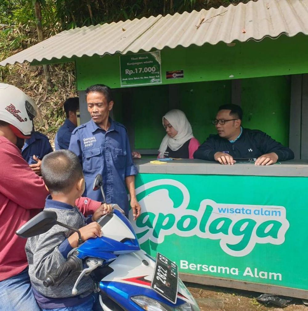10 Momen liburan Ridwan Kamil dan keluarga, kemah pinggir sungai