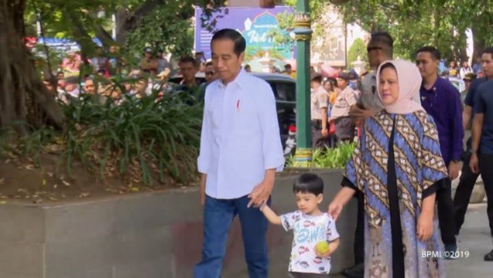 8 Momen seru Jokowi dan Jan Ethes libur Lebaran di pasar tradisional