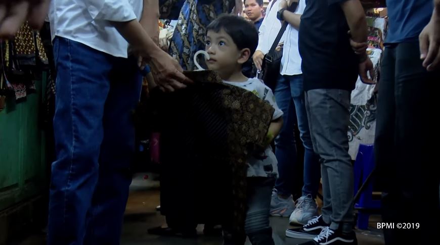 8 Momen seru Jokowi dan Jan Ethes libur Lebaran di pasar tradisional