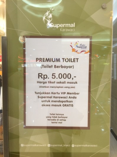 10 Pengumuman tarif toilet umum ini bikin mikir keras
