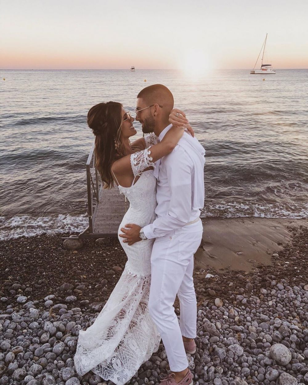 Selain Mesut Ozil, 10 pesepakbola ini jatuh ke pelukan ratu kecantikan