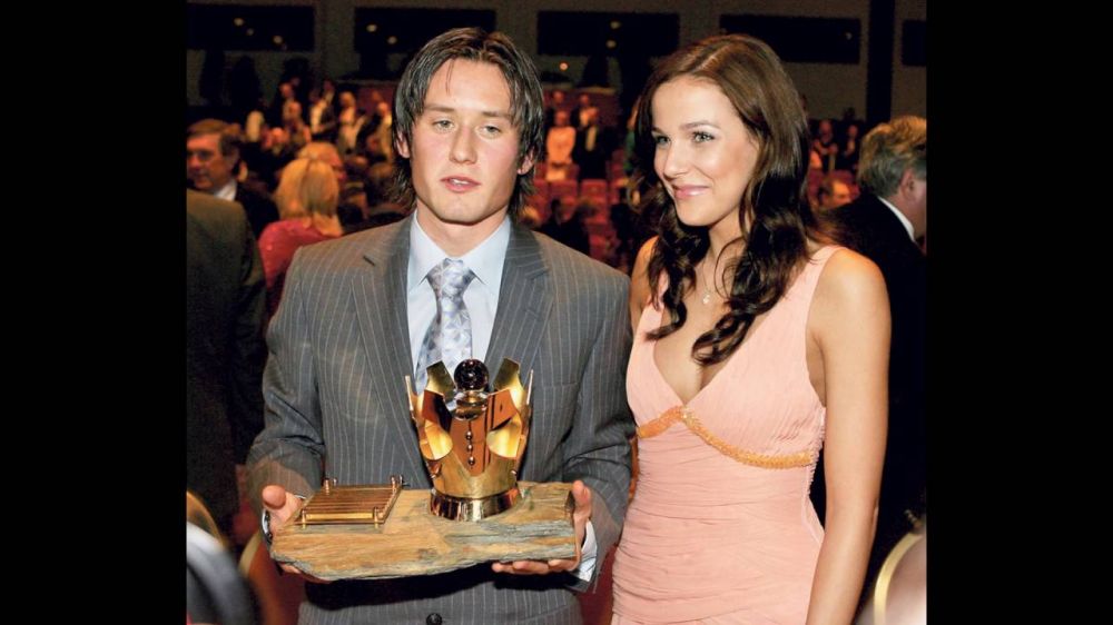 Selain Mesut Ozil, 10 pesepakbola ini jatuh ke pelukan ratu kecantikan