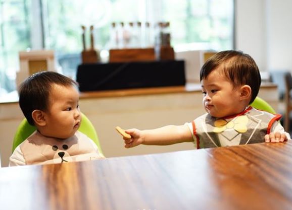 9 Potret keakraban Raphael Moeis dan Oliver Kosasih, bikin gemas!