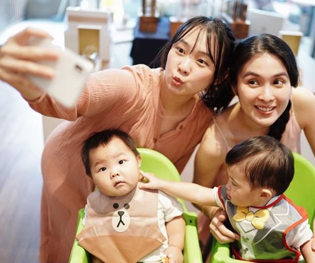 9 Potret keakraban Raphael Moeis dan Oliver Kosasih, bikin gemas!