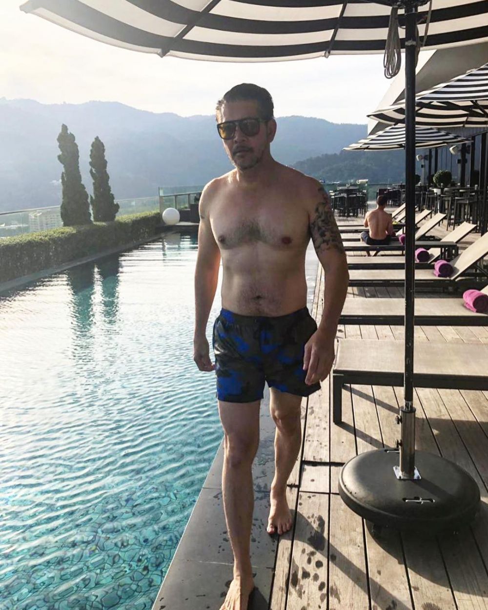 5 Seleb ganteng usia 40-an ini suka pamer dada bidang, body goals abis