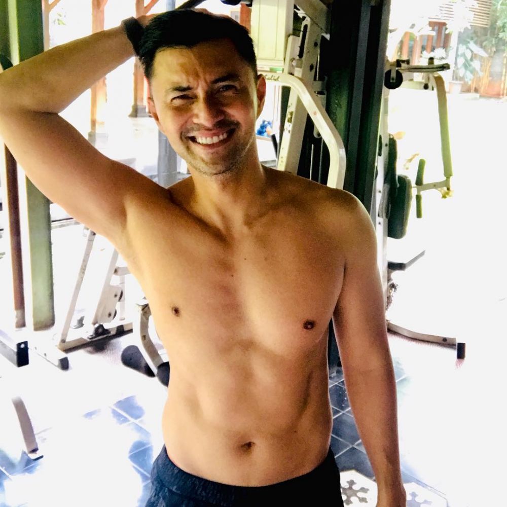 5 Seleb ganteng usia 40-an ini suka pamer dada bidang, body goals abis