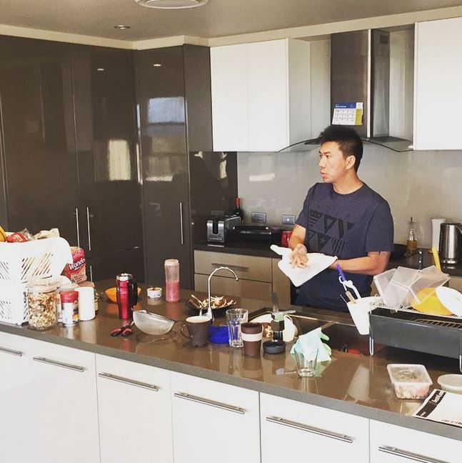 Apartemen 7 seleb ini tanpa banyak perabotan, simpel dan minimalis