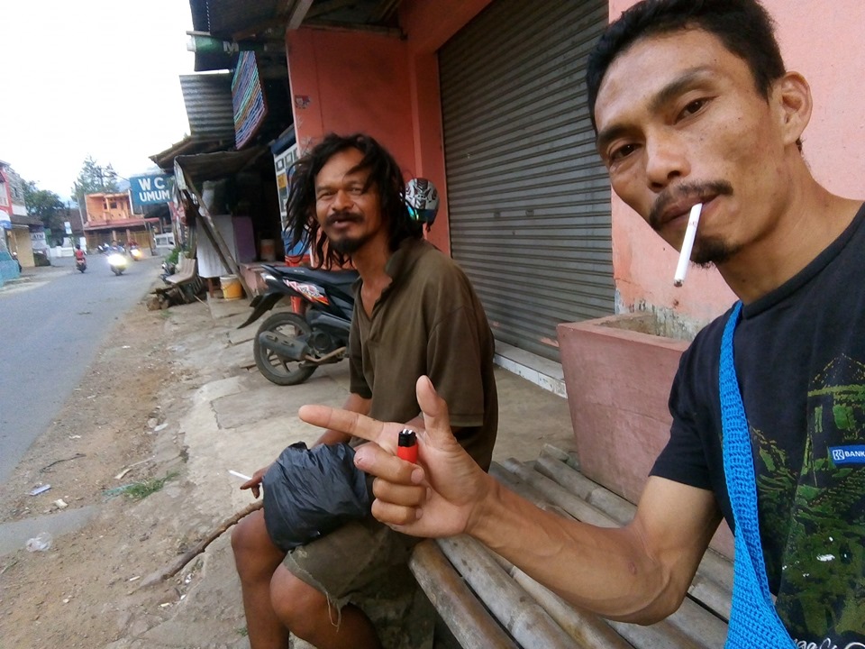 Kisah haru pria bertemu teman sebangkunya yang alami gangguan jiwa