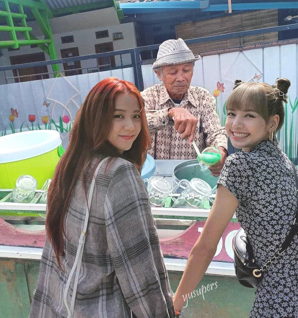 10 Foto editan lucu seleb dunia lagi jajan makanan Indonesia