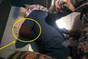 Ingin ambil HP yang jatuh, tangan wanita ini kejepit lubang WC