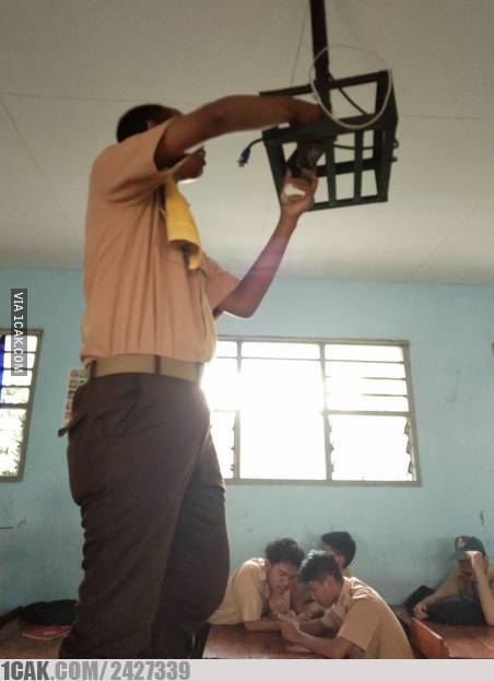 11 Momen absurd cuma ada di sekolah ini bikin senyum nostalgia