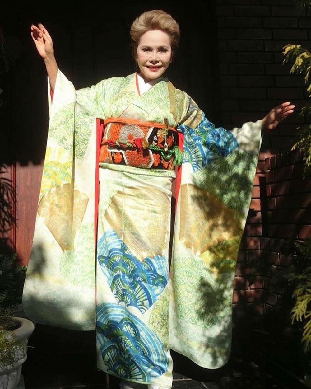 8 Potret terbaru Dewi, istri Soekarno yang eksis di usia 79 tahun