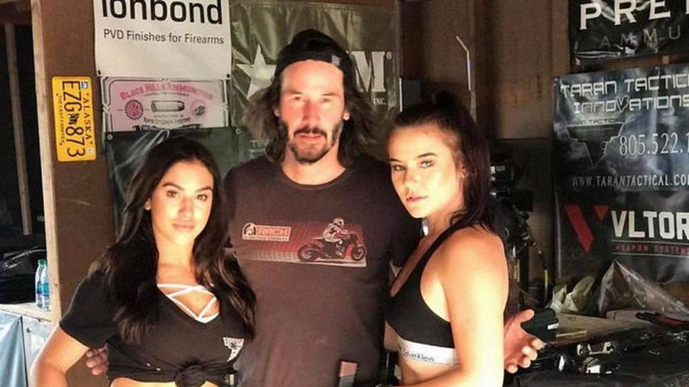  6 Momen Keanu Reeves tak sentuh fans wanita saat berfoto bersama