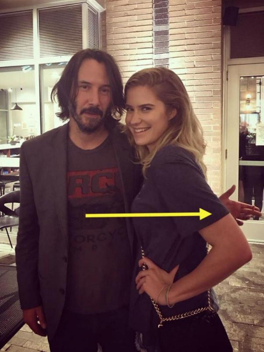  6 Momen Keanu Reeves tak sentuh fans wanita saat berfoto bersama